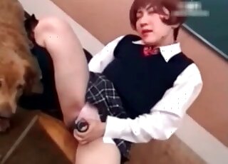 亞洲蕩婦正當著她狗的面用假陽具玩弄自己的陰部。