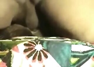 胖男人用深而硬的性交對待母狗