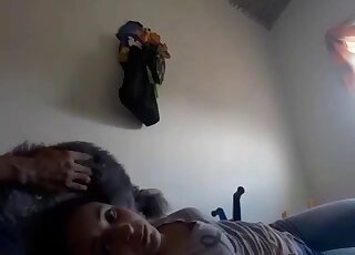 業餘黑髮女郎喜歡一邊給嬌小貴賓犬吹簫一邊自拍。