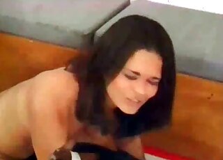 母狗騎在自己狗的陰莖上，發出響亮的呻吟聲