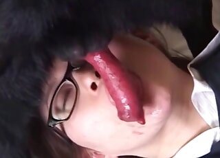 穿著衣服的日本女子在鏡頭前進行變態行為後，身上沾滿了狗狗精液