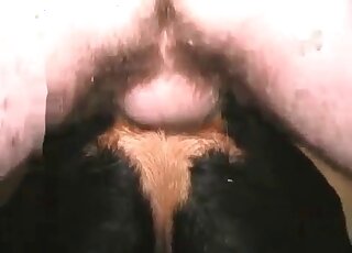 這哥們兒發現他家母狗的洞非常適合深插。