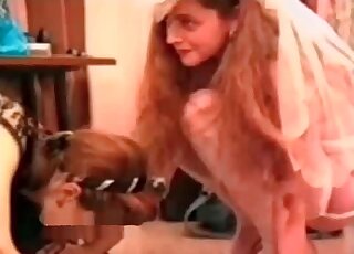 兩個蕩婦在家裡輪流吸吮狗的硬屌