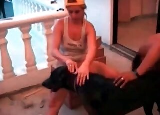 兩個裸體妓女引誘一隻黑色大狗開始交配